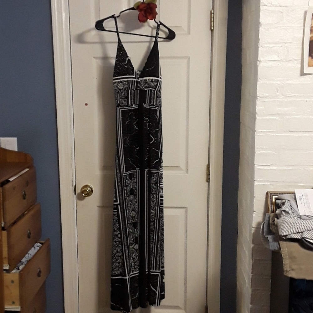 A cool maxi-dress with black and white design, ver